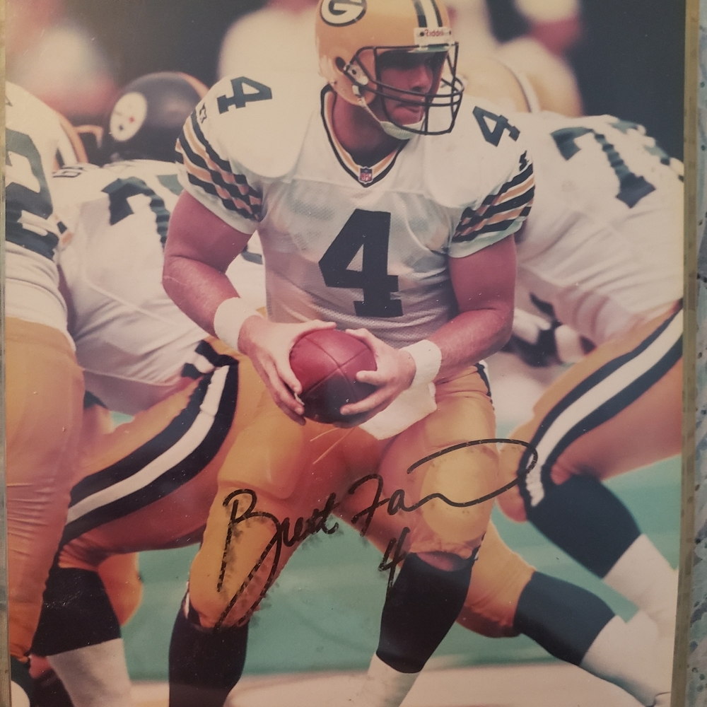 Brette Favre signed photo
